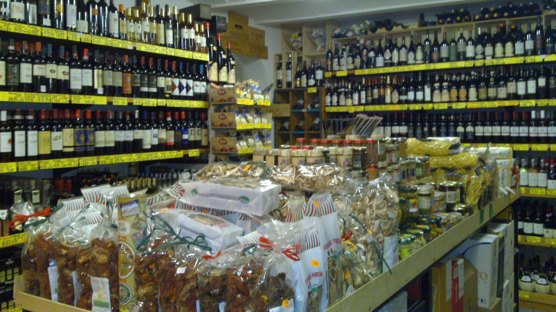 La bottega Menini offre una vasta scelta di specialità alimentari, vini, liquori e grappe nel centro di Lazise Lago di Garda.
